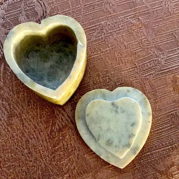 Handcrafted marble heart shaped box with flower inlay - Picture 3 of 5